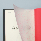見返しをめくると、「桜ふぶきトレペ遊び紙」が、本文の始まりを彩ります。作品のキーワードとなる『花』が随所にちりばめられています。