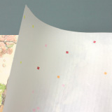 表紙を開くと「表2-3印刷」の愛らしいイラストがお出迎え。色とりどりの紙片がちりばめられた和紙「花こよみ」の遊び紙に合わせて、表2-3にも紙片が舞うような模様を印刷し、繋がりを演出しています。